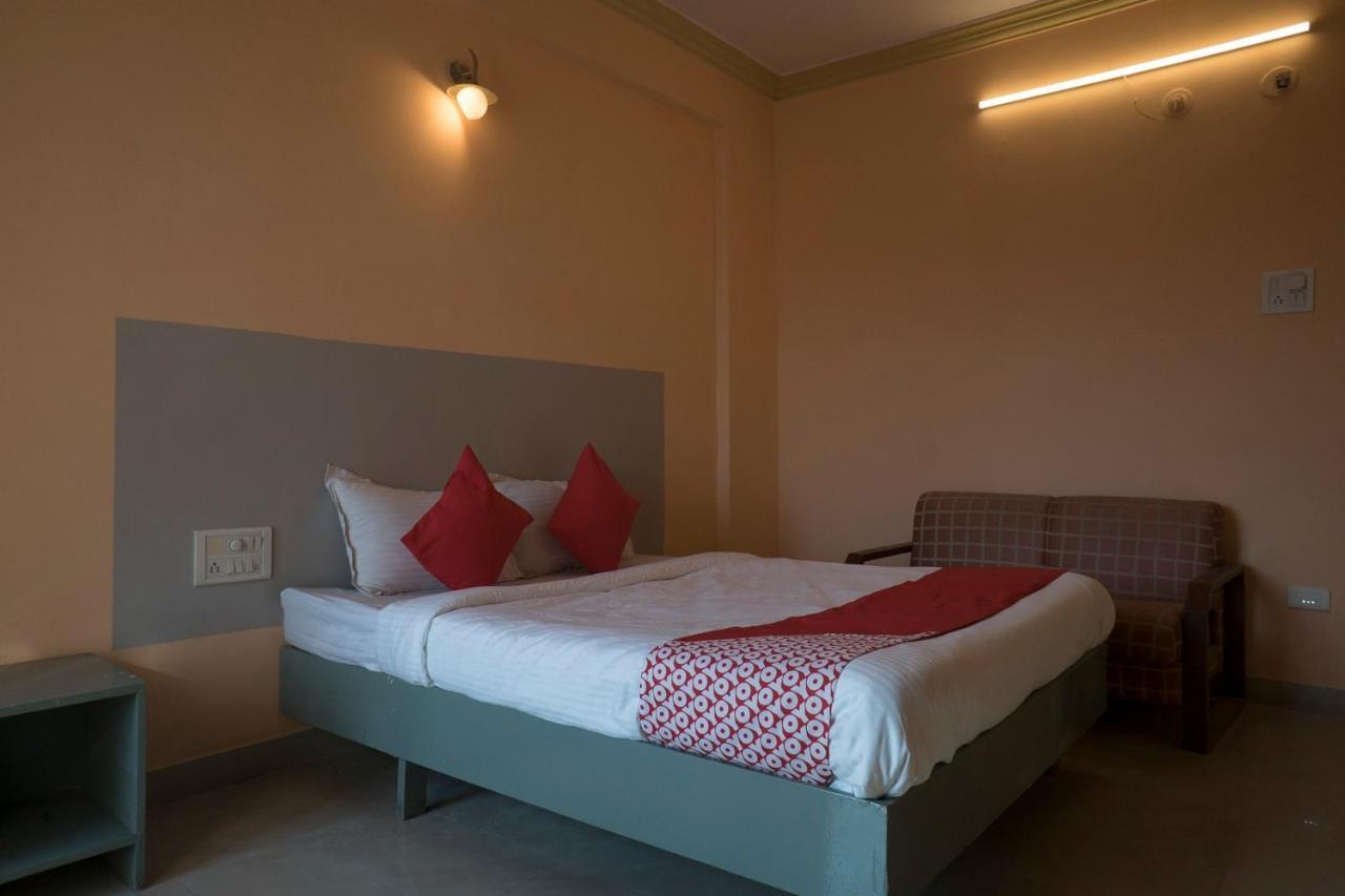 Oyo Flagship 37830 Hotel Aakar International Satara Esterno foto