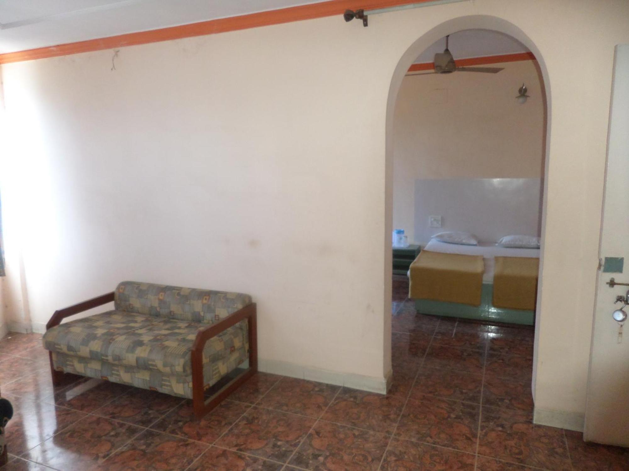Oyo Flagship 37830 Hotel Aakar International Satara Esterno foto