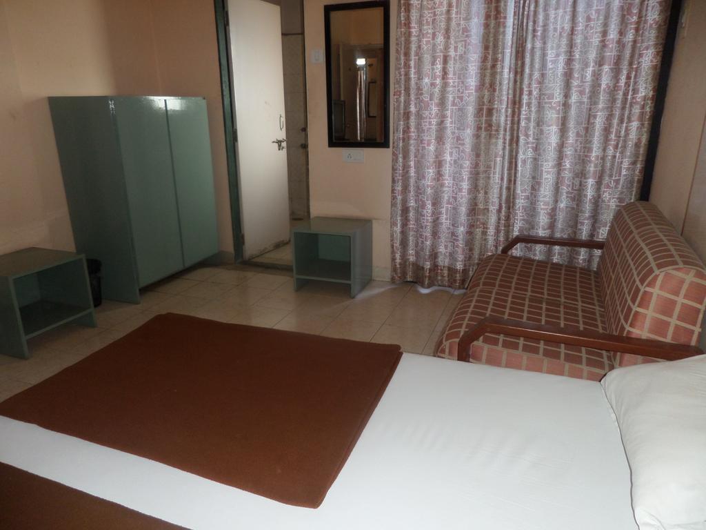Oyo Flagship 37830 Hotel Aakar International Satara Esterno foto