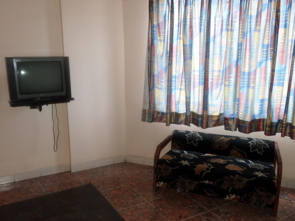 Oyo Flagship 37830 Hotel Aakar International Satara Esterno foto