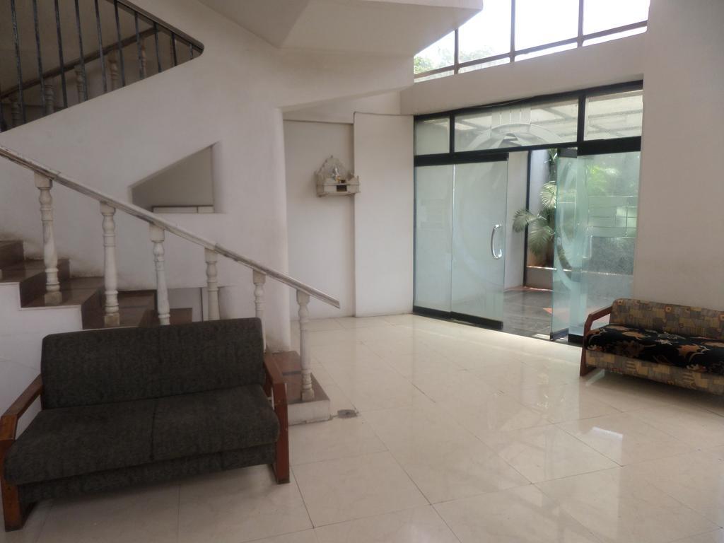 Oyo Flagship 37830 Hotel Aakar International Satara Esterno foto