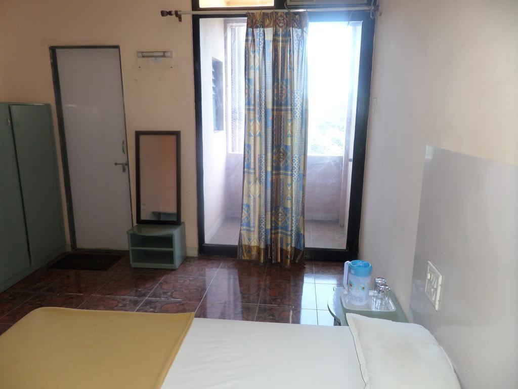 Oyo Flagship 37830 Hotel Aakar International Satara Esterno foto