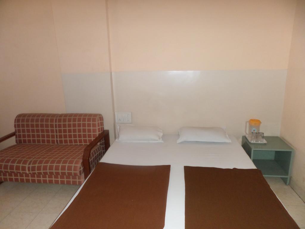 Oyo Flagship 37830 Hotel Aakar International Satara Esterno foto