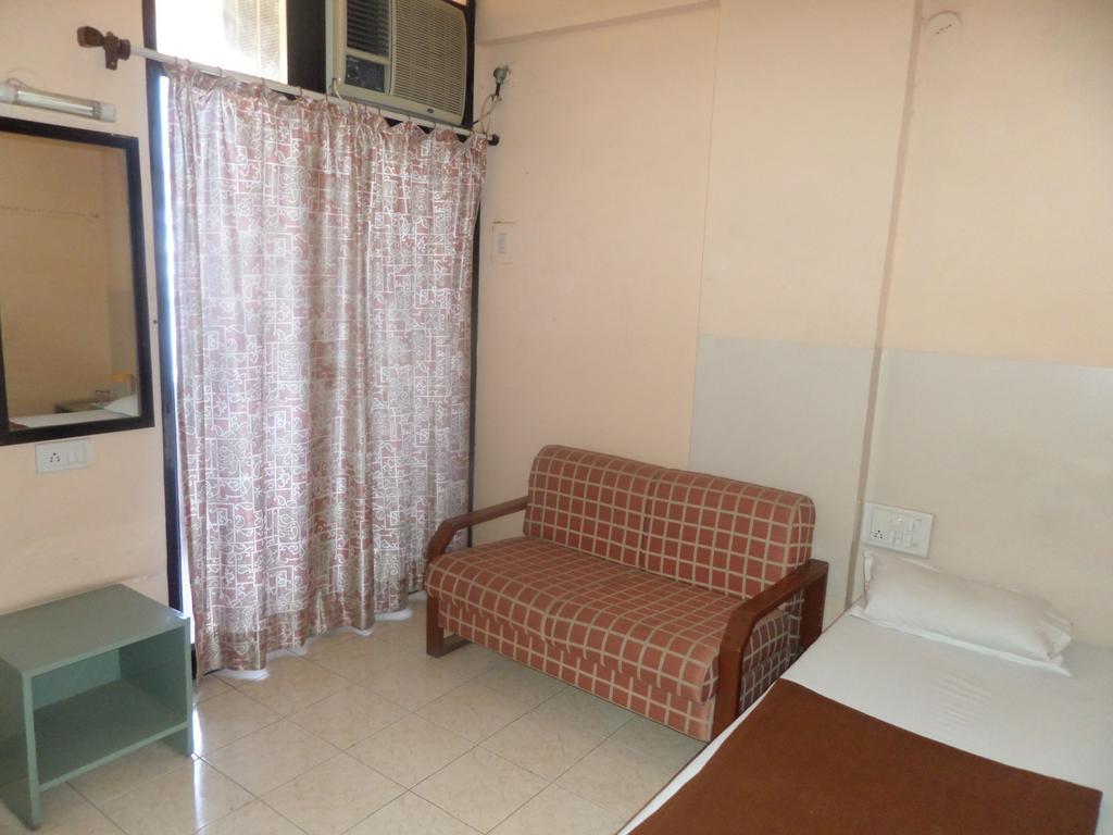 Oyo Flagship 37830 Hotel Aakar International Satara Esterno foto