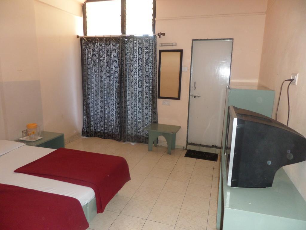 Oyo Flagship 37830 Hotel Aakar International Satara Esterno foto