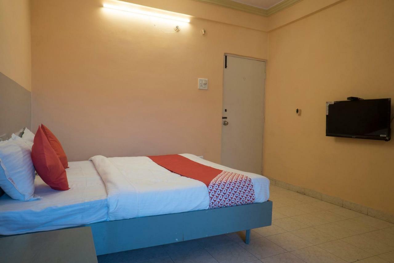 Oyo Flagship 37830 Hotel Aakar International Satara Esterno foto