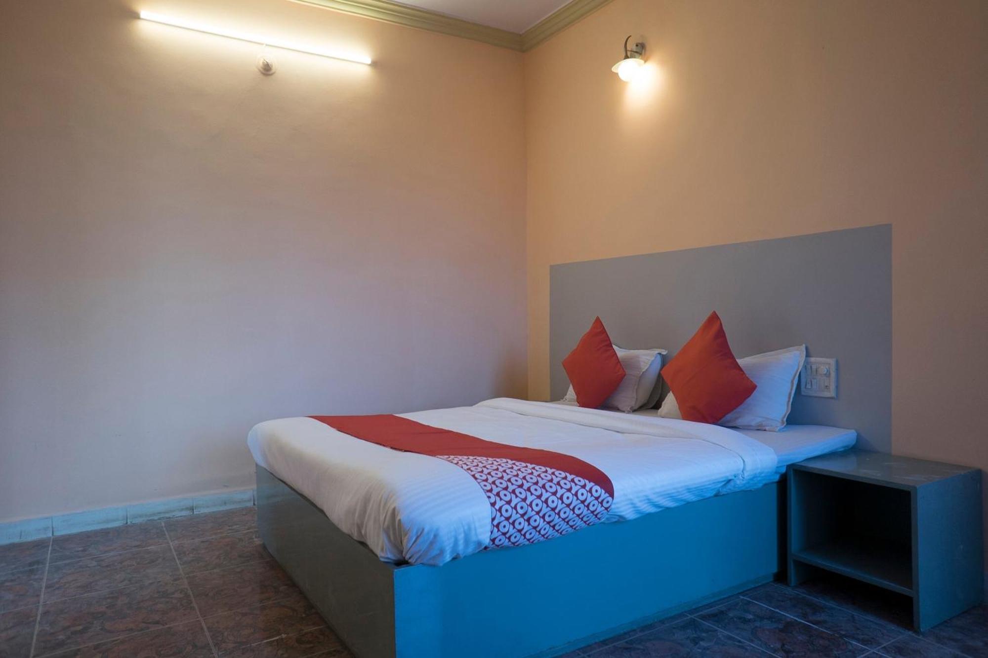 Oyo Flagship 37830 Hotel Aakar International Satara Esterno foto